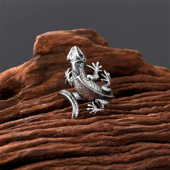 3/$35 Silver Tone Lizard Design Statement Ring One Size Unisex Women Men Jewelry - Picture 5 of 5